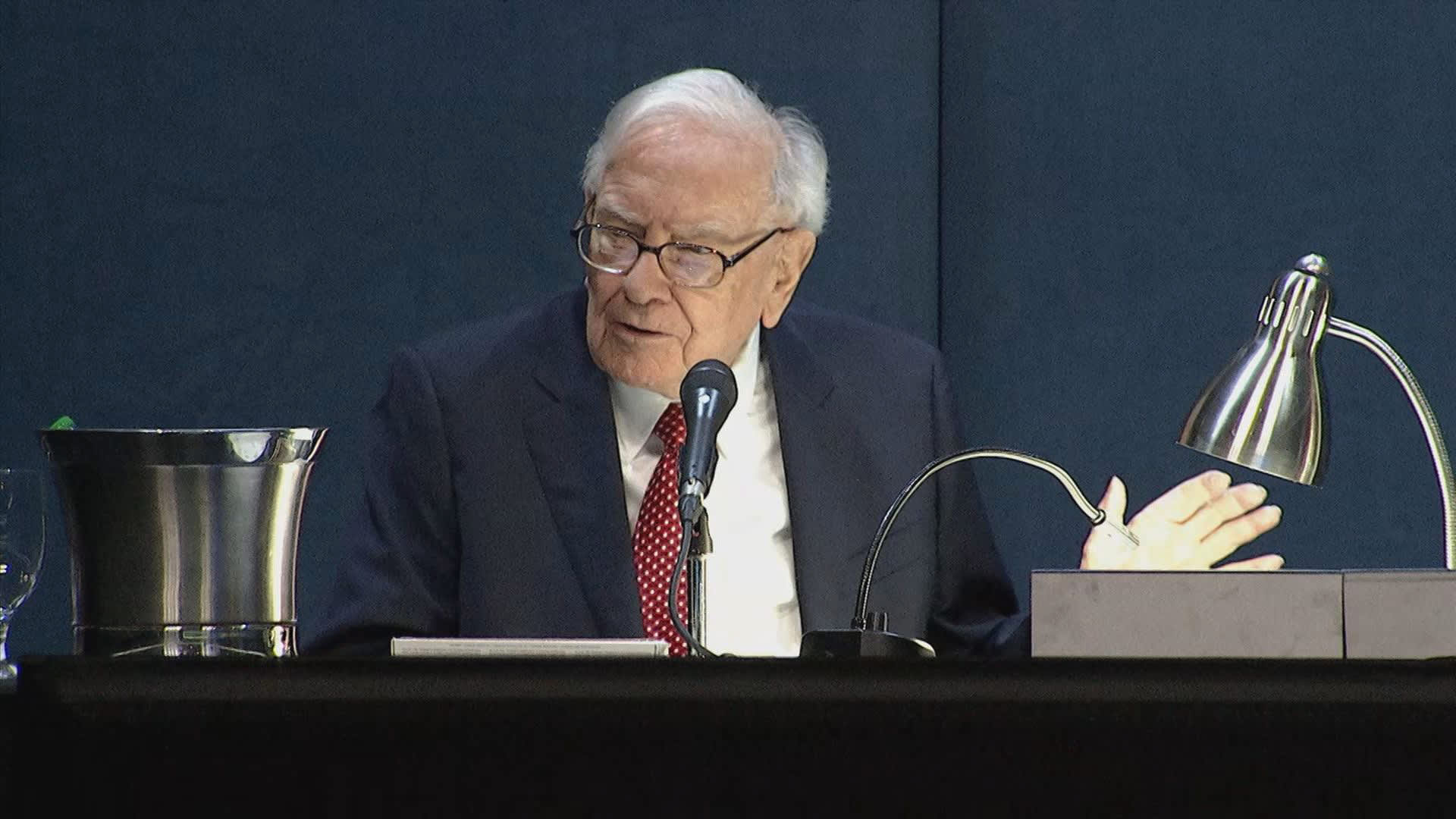 warren-buffett-did-something-curious-with-his-apple-stock-holdings